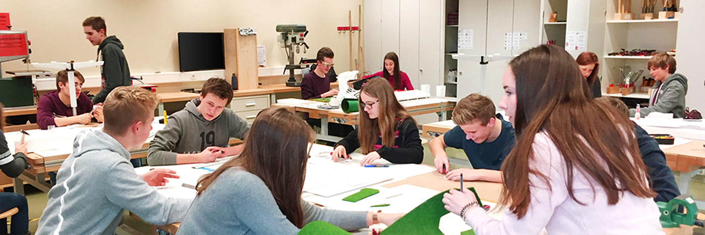 Schüler während des Werkunterrichtes