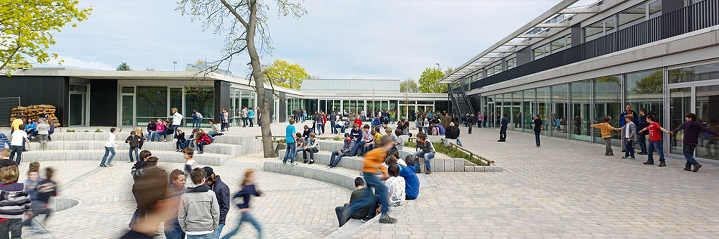 Kinder spielen im Schulhof des HBG Bruchsal, Foto: Jörg Hempel